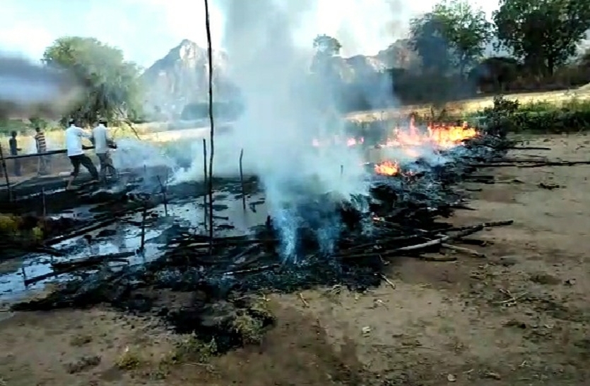 सिरोही के इस गांव में अचानक लगी आग, सौंफ व अरण्डी की फसल की बोरियां राख