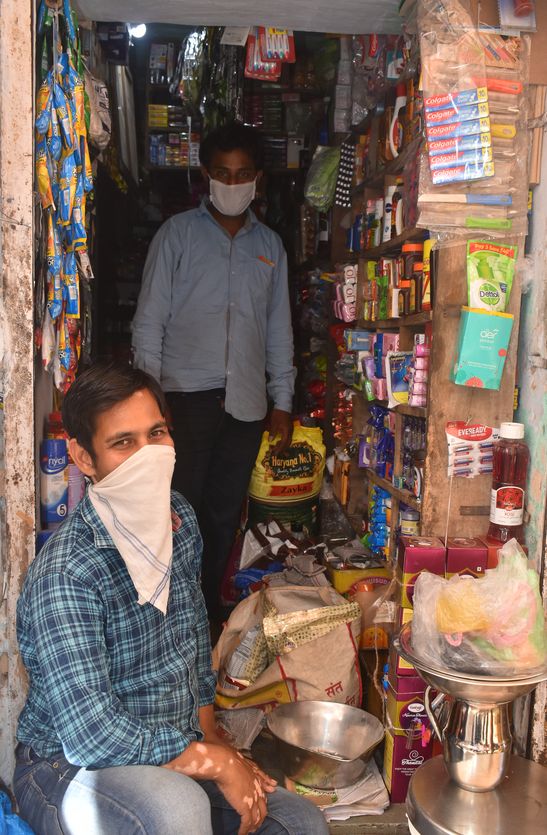 संकट में साथ दे रहे नुक्कड़ के पंसारी और मोहल्ले के किराणा व्यापारी