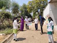 कोरोना वायरस से जंग लड़ने काढ़ा, वटी और तेल बांट रहे डाक्टर