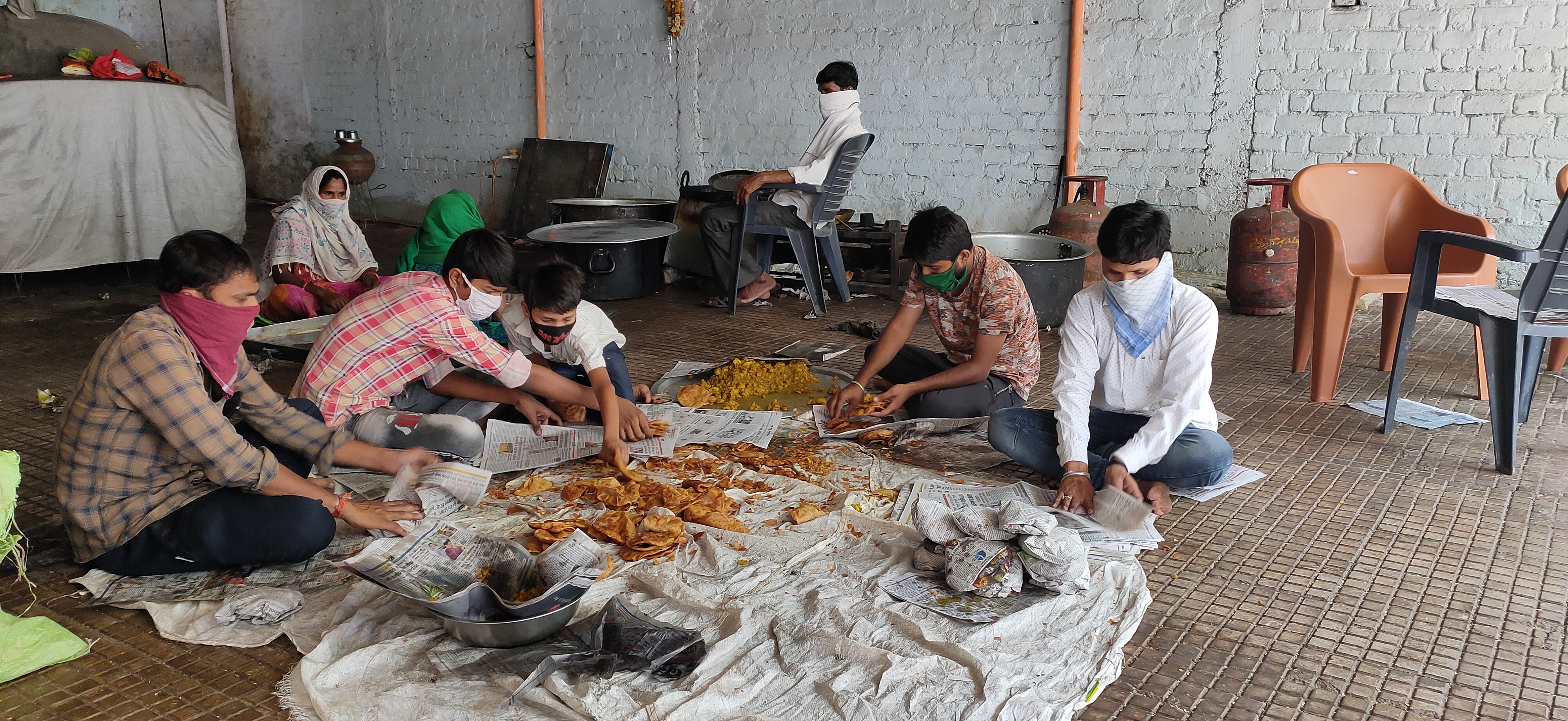 लॉकडाउन में संत बुखारदास मानव सेवा समिति गरीब-जरूरतमंद लोगों को मिटा रही भूख