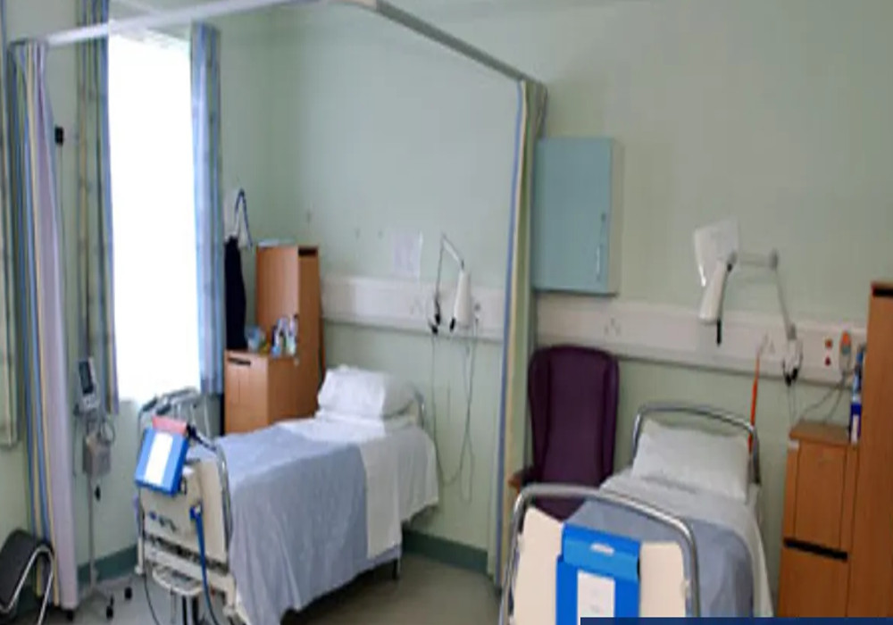 आगरा में लगातार बढ़ रहे कोरोना के मामलों ने प्रशासन के लिए बढ़ाई परेशानी, क्वारन्टीन सेंटर्स के लिए चादर व गद्दे जुटाना हुआ मुश्किल