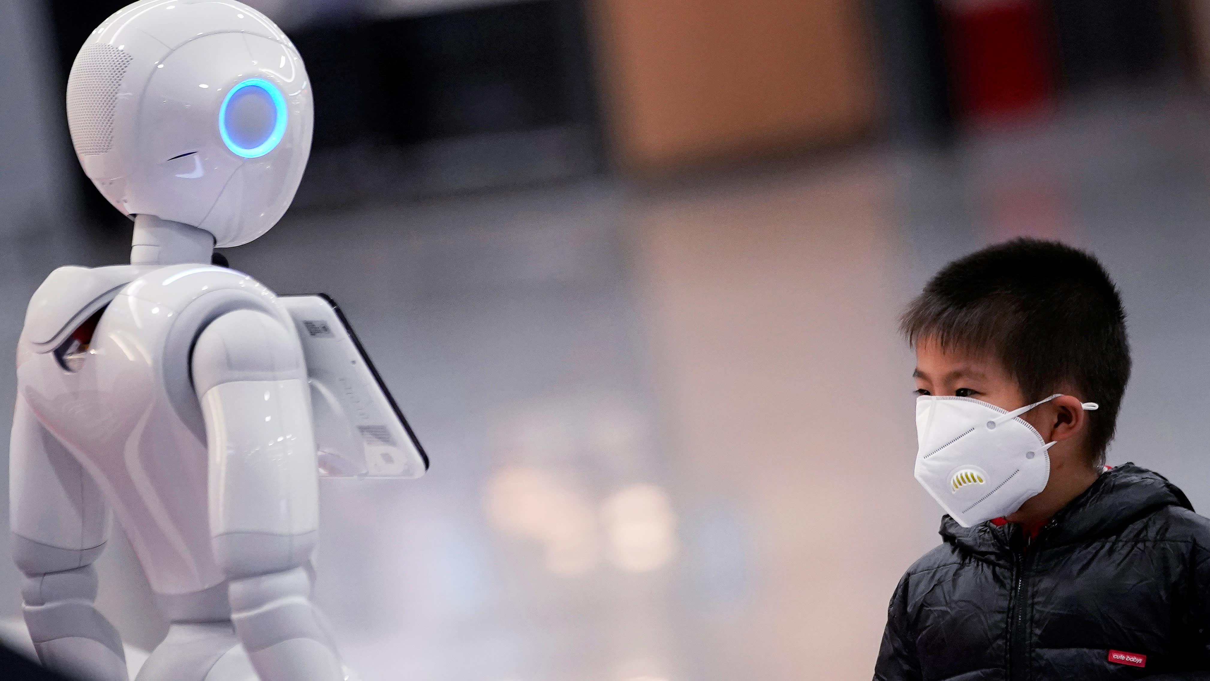 बोलने वाले एआइ रोबोट को कोविड-19 के लिए लोगों की मदद करने का समाधान माना जा रहा है