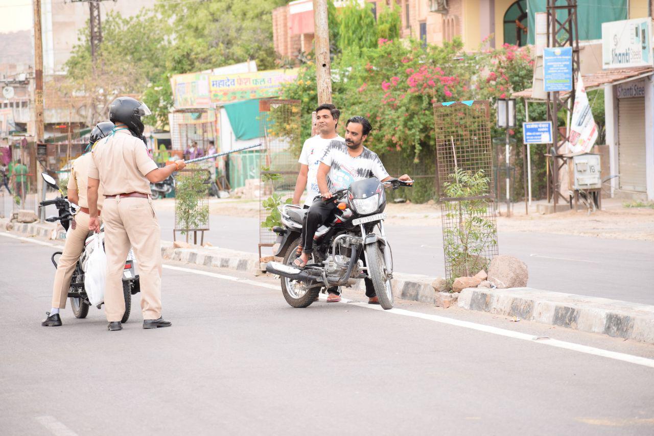 people are roaming on roads even after coronavirus lockdown