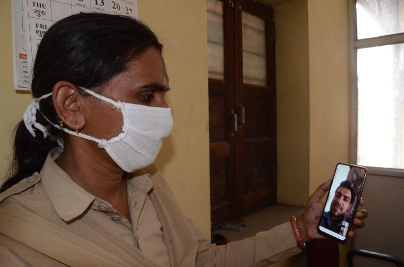 corona ke karamvir : family members call medical and police staff 