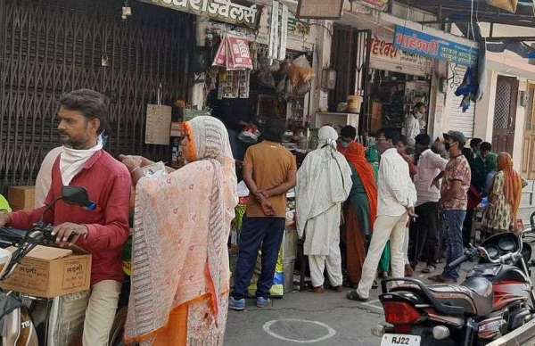 लोग मानते ही नही बार-बार तोड़ रहे सोशियल डिस्टेंट