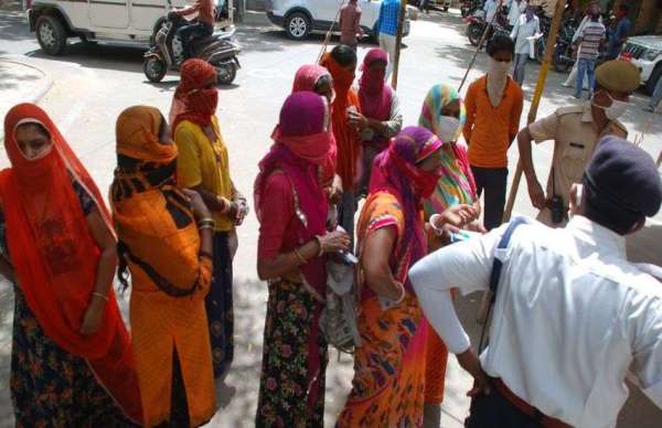 लोग मानते ही नही बार-बार तोड़ रहे सोशियल डिस्टेंट