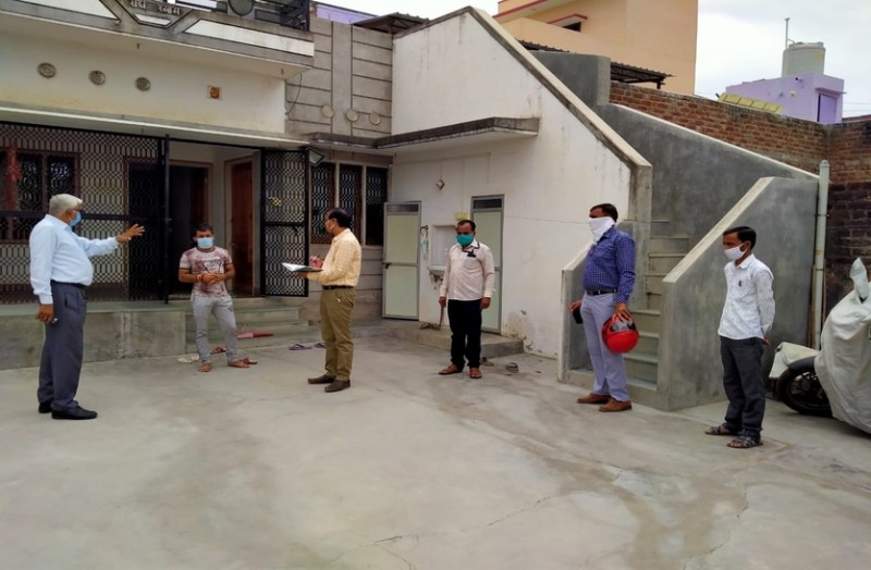 कोरोना संक्रमण से बचाव में कर्तव्य पालन कर रहे गुरुजी, कर रहे डोर-टू-डोर सर्वे समेत अन्य कार्य