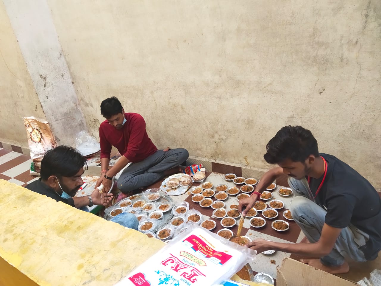 फीड इंडिया परिवार निरंतर जरूरतमंदों तक पहुंचा रहा भोजन 