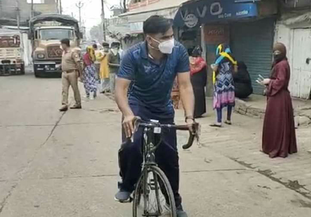 लॉकडाउन के दौरान साइकिल पर सवार एसएसपी मुनिराज की तस्वीर हुई वायरल, जानिए क्या है मामला
