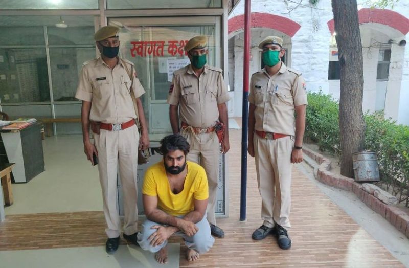 पुलिस पीपीई किट (PPE Kit) पहनकर पहुंची इस कुख्यात गैंगस्टर के गुर्गे को दबोचने