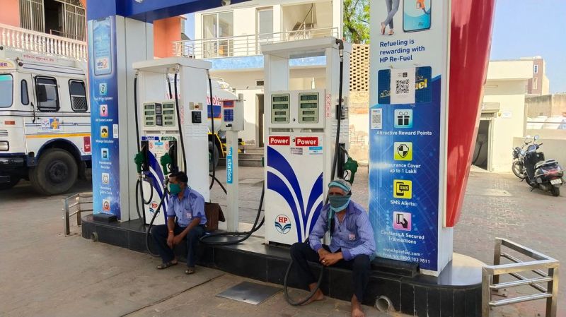  कुचामन के एक पैट्रोल पम्प में ठाले बैठे सेल्सेमैन।