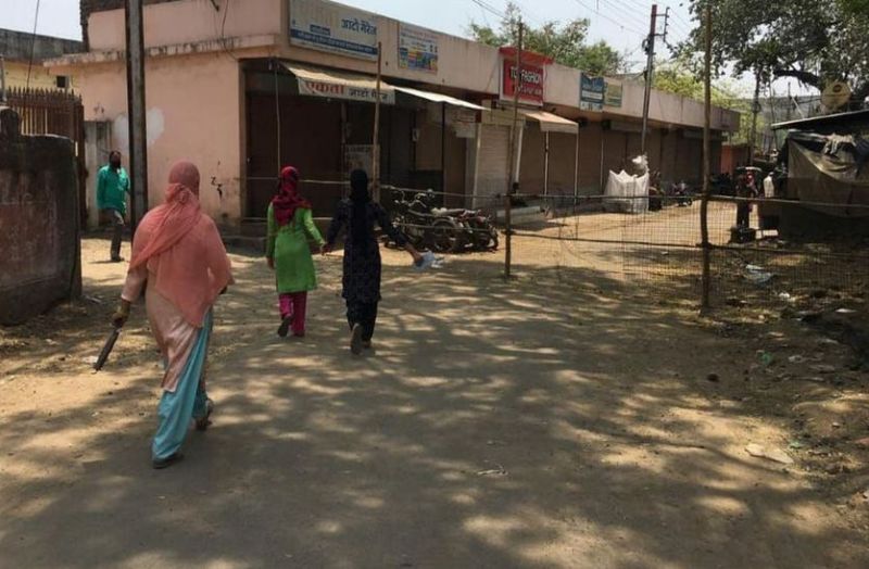 VIDEO नियमों का उल्लंघन: कंटेनमेंट एरिया में बेखौफ घुमती रही महिलाएं