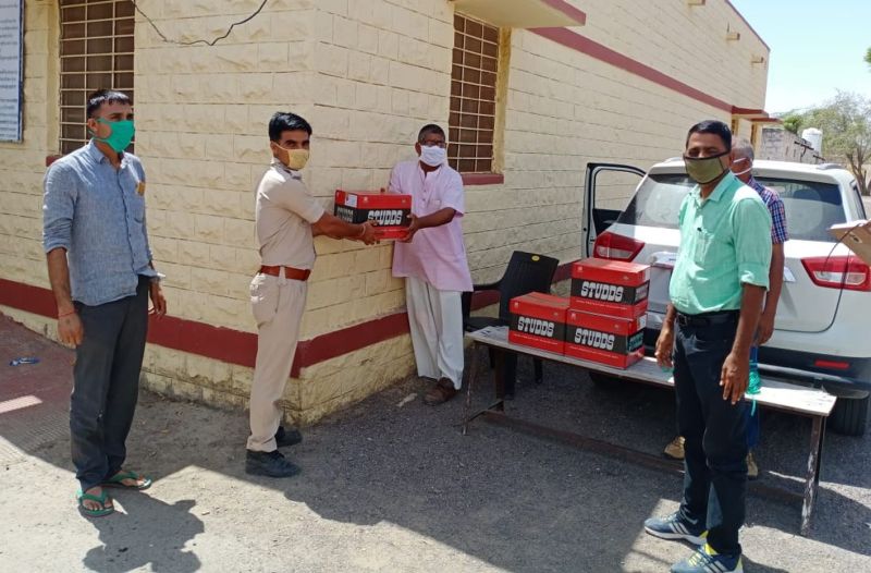 पुलिस को बांटे हेलमेट, गांवों में दानदाता बांट रहे खाद्य सामग्री