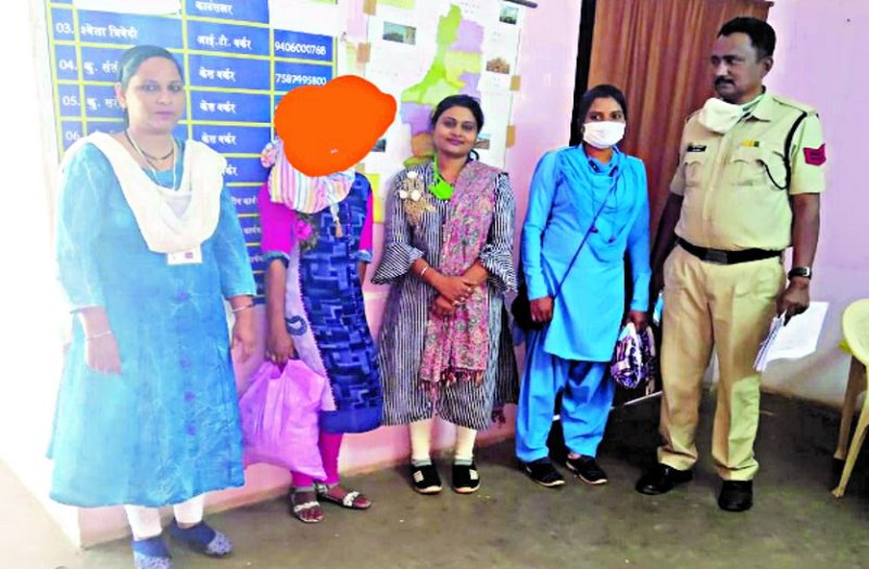 Husband fired from home in lockdown, Sakhi Center rushed home to a wandering woman