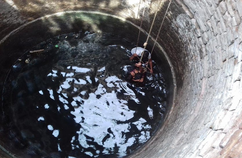11 year old child falls in the well in shivpiri