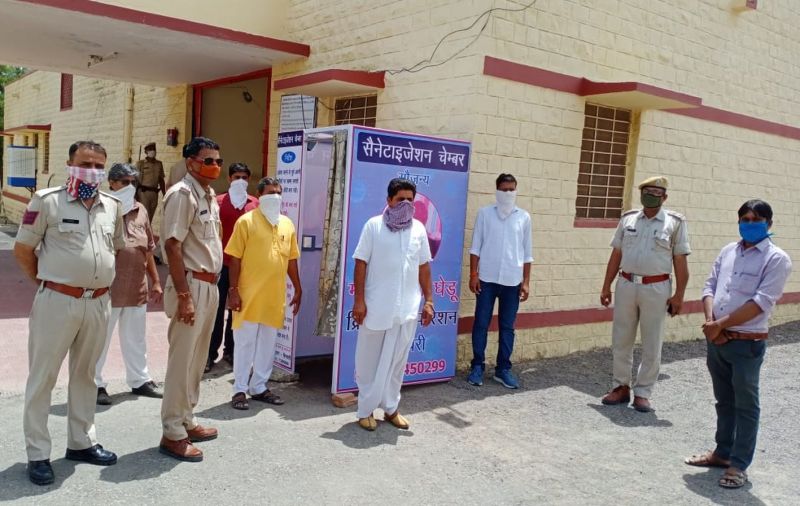 गांवों में भी अब सेनेटाइजेशन मशीन, लोग हो रहे सेनेटाइज