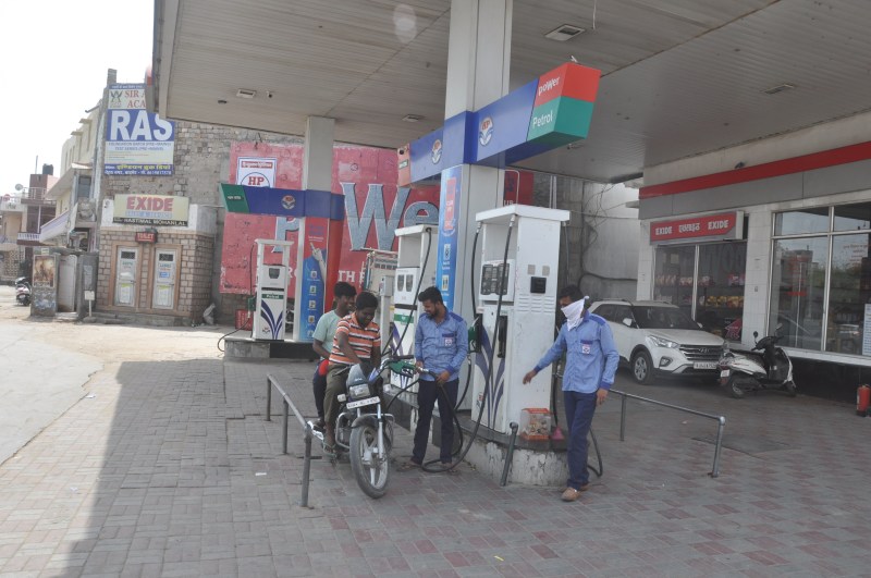 कमाल है पेट्रोल पंप पर छह चीजें मिलती हैं बिल्कुल फ्री, जानें