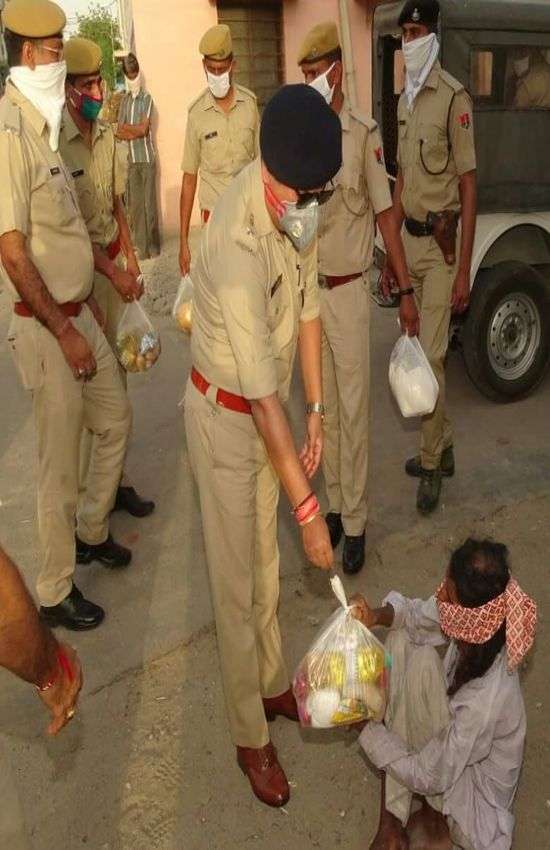 आपदा में जूझ रहे लोगो की सहायता में बढे पुलिस के हाथ