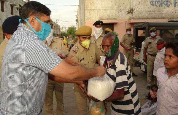 आपदा में जूझ रहे लोगो की सहायता में बढे पुलिस के हाथ