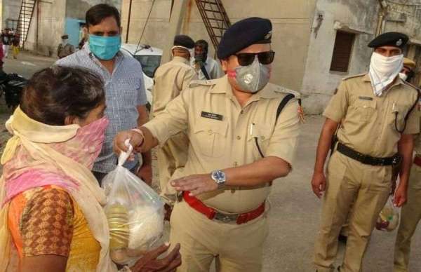 आपदा में जूझ रहे लोगो की सहायता में बढे पुलिस के हाथ