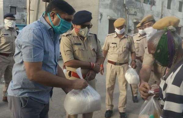 आपदा में जूझ रहे लोगो की सहायता में बढे पुलिस के हाथ