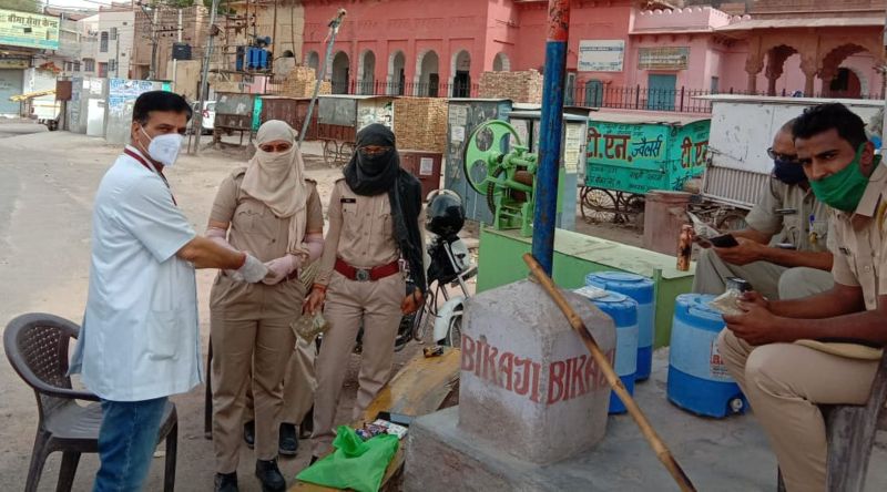 पुलिस कार्मिकों को बांटा आयुर्वेदिक काढ़े के पैकेट