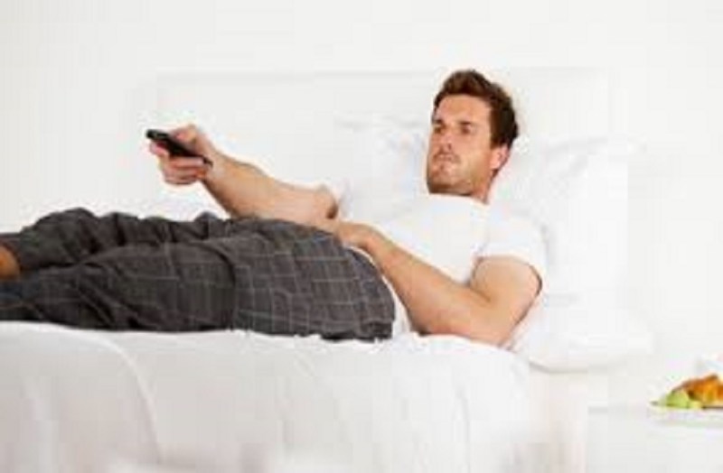 लेटकर मोबाइल-लैपटॉप पर काम करने से बढ़ेगा बैक-गर्दन का दर्द