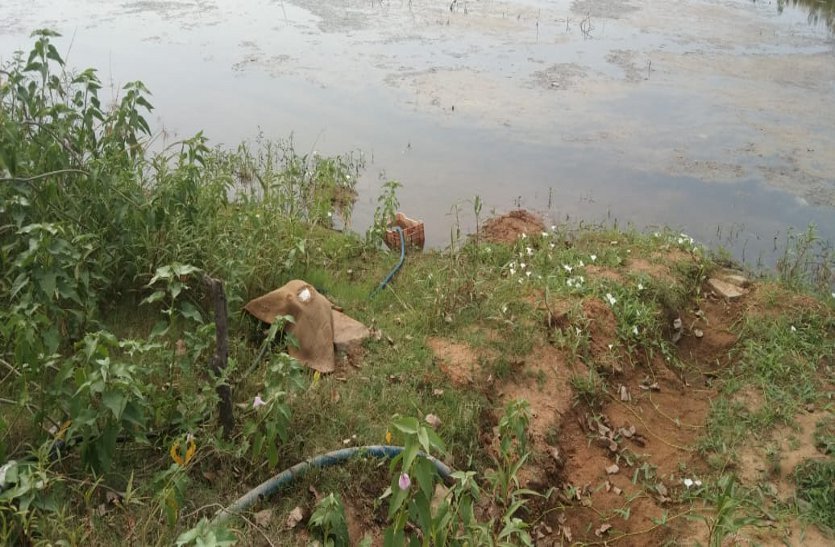 पोल से सीधे हुकिंग कर नदी में फैलाया तार, दुर्घटना की आशंका