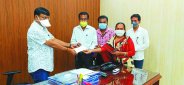 संगीत प्रेमियों ने दीनदयाल रसोई के लिए 7500 रुपए आयुक्त राजेश शाही से भेंट किए
