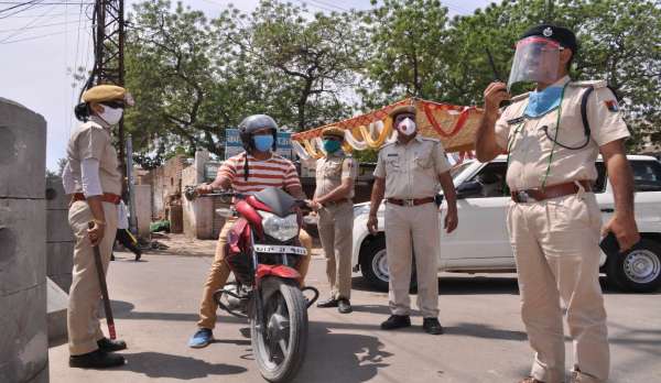श्रीगंगानगर....लॉकडाउन, निरीक्षण के दौरान मास्क लगाने व घरों में रहने की दी हिदायत........देखें खास तस्वीरें