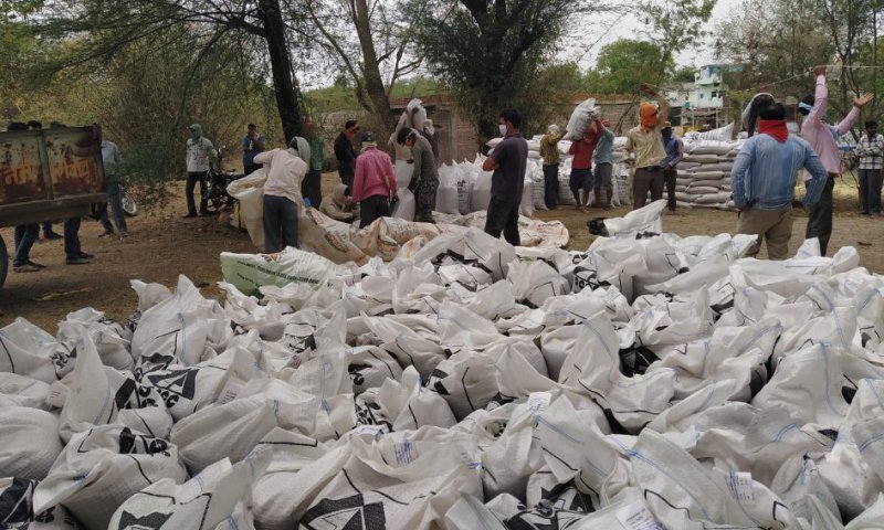 बरखेड़ा में हर बोरी पर तौला जा रहा है 600 ग्राम ज्यादा गेहूं, किसानों का हंगामा