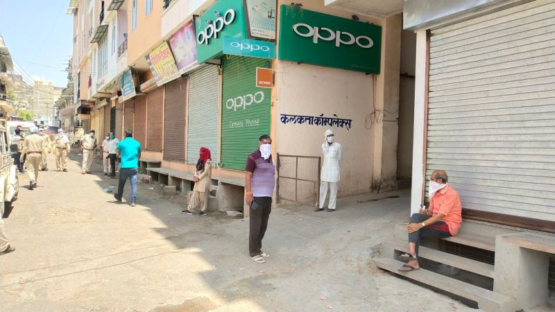 कुचामन में कोरोना संक्रमित महिला मिलने के बाद मौके पर पहुंचे एसडीएम बाबूलाल जाट व पुलिस अधिकारी। 