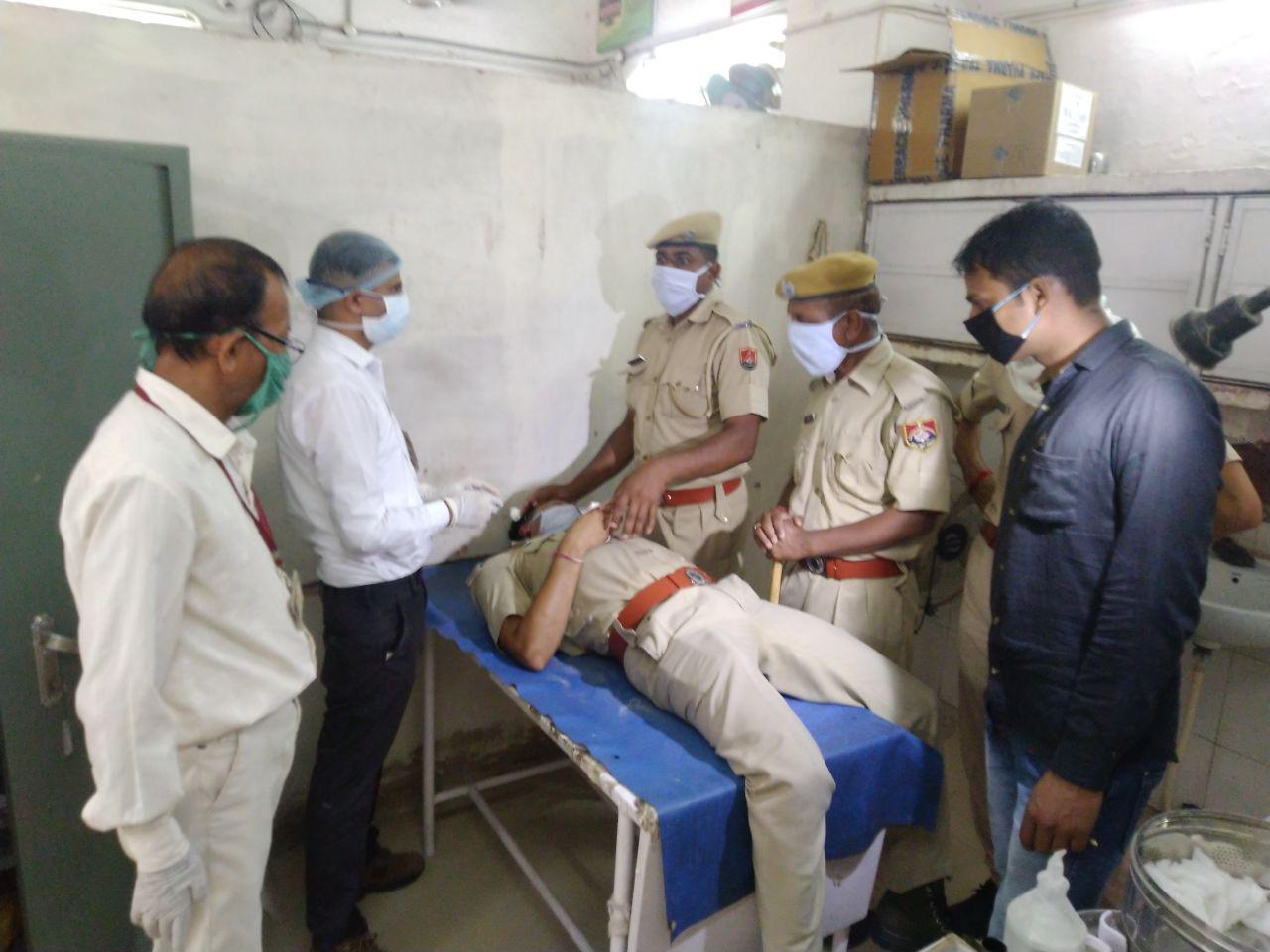 woman thrown stone at policeman in jodhpur during lockdown