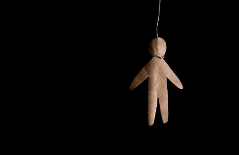 अवैध संबंध के शक में फोन पर पति से झगड़ फंदे पर झूली विवाहिता