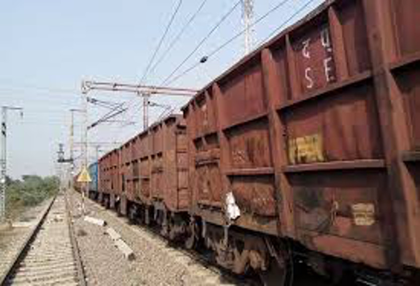 लॉकडाउन में ट्रेन की पटरियों पर चलते 4 मजदूर लौट रहे थे घर, अचानक सामने से आ गई मालगाड़ी, 2 की कटकर मौत