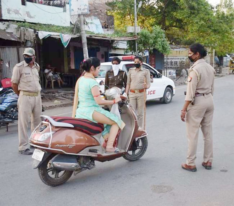 लॉकडाउन का उल्लंघन करने वालों की आरती उतार पुलिस ने चढ़ाया प्रसाद