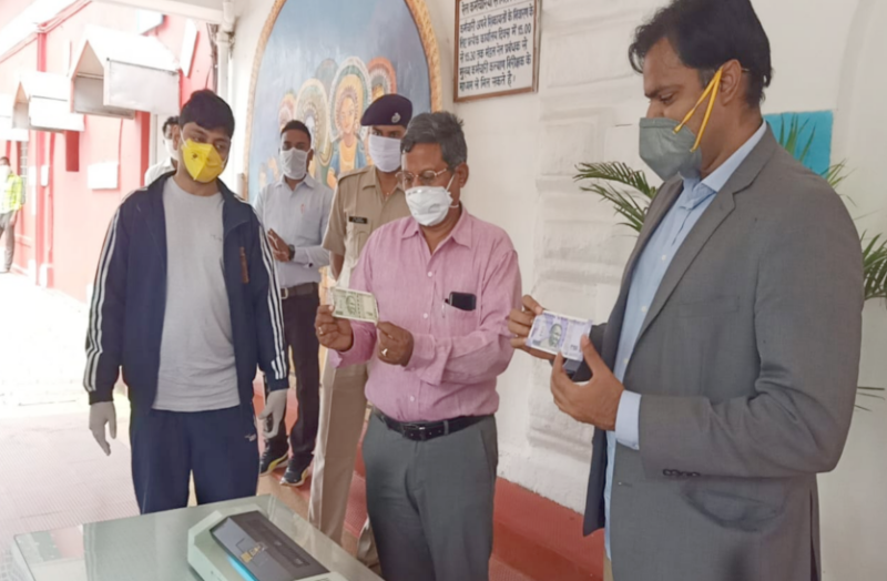 नोट व चेक को Coronavirus फ्री करने के लिए लगाई विशेष मशीन