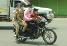 पुलिस ने भी तोड़ा सोशल डिस्टेंस, एक बाइक पर चार सवार