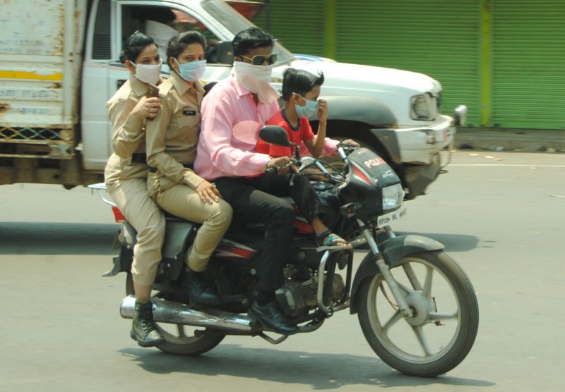 पुलिस ने भी तोड़ा सोशल डिस्टेंस, एक बाइक पर चार सवार