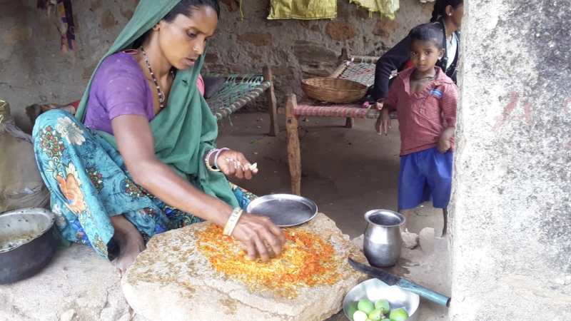 लॉकडाउन में इमली व गुंदा फूल की भी सब्जी चाव से खा रहे