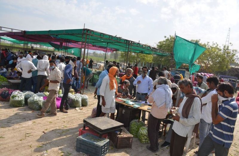 बिना मॉस्क के पहुंचे तो धरी रह गई सोशल डिस्टेंस