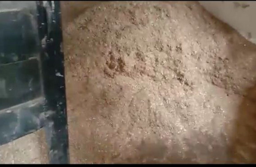 अस्पताल में नहीं होता मरीजों का इलाज, कागज में 5 लोगों का स्टाफ,दबंगों ने भर रखा है भूसा, देखें वीडियो