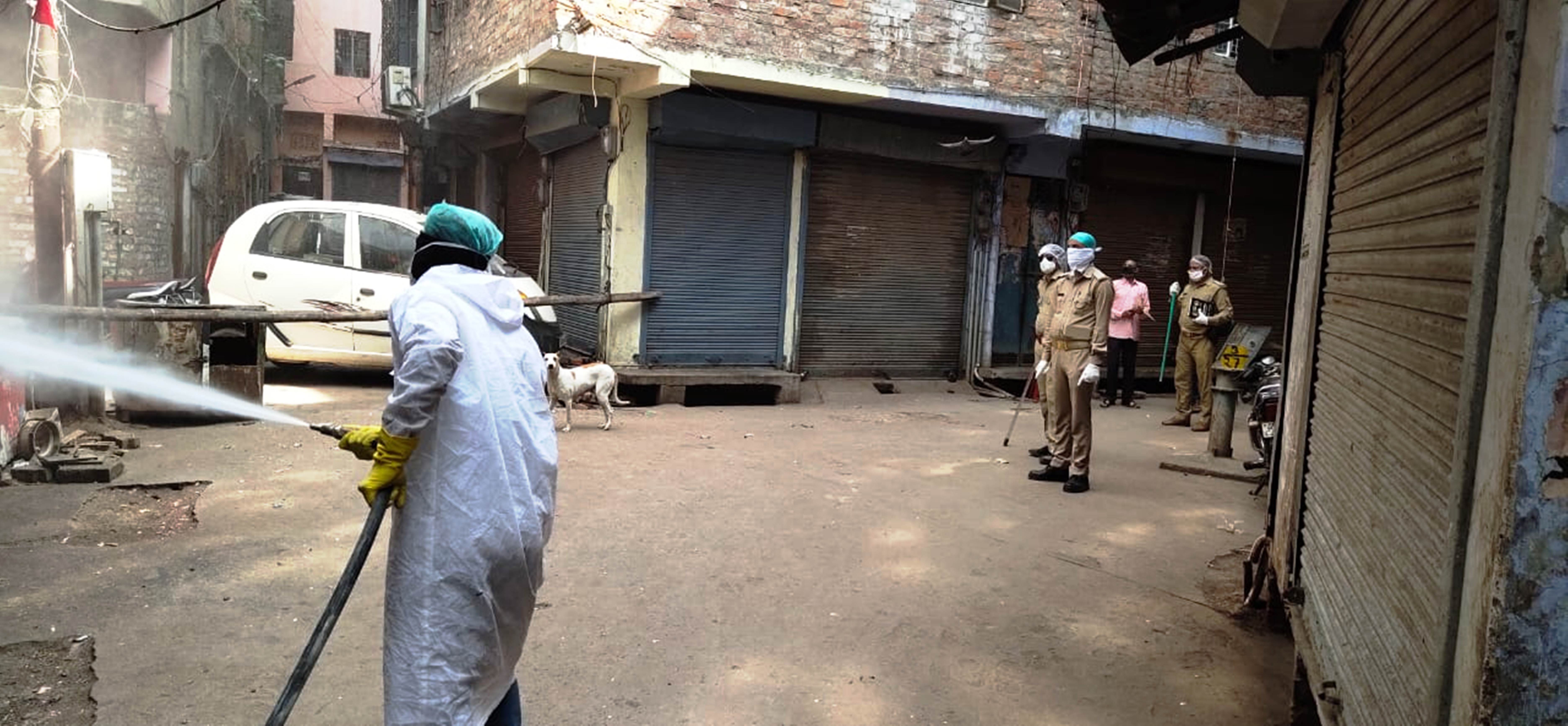 कोरोना वायरस की चपेट में आई खाकी, फिर भी निडर होकर कर रहे ड्यिूटी