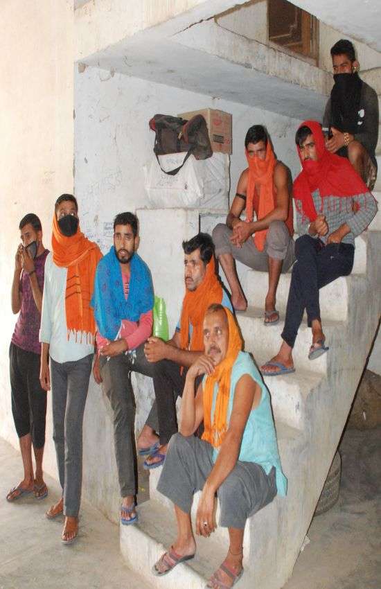 जम्मू से आए तो थे पेट की आग बुझाने,गोदाम में फंसकर रह गए