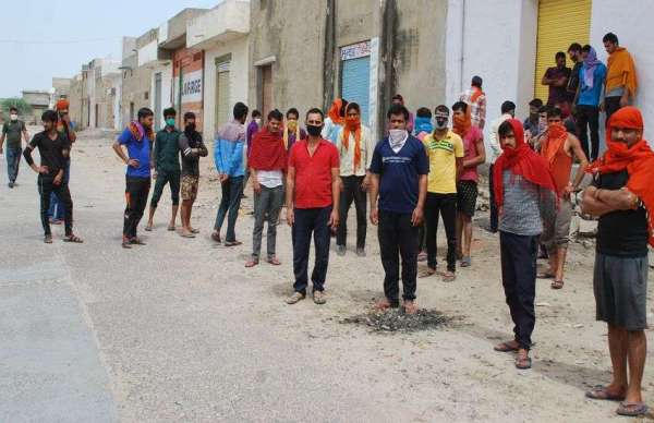 जम्मू से आए तो थे पेट की आग बुझाने,गोदाम में फंसकर रह गए