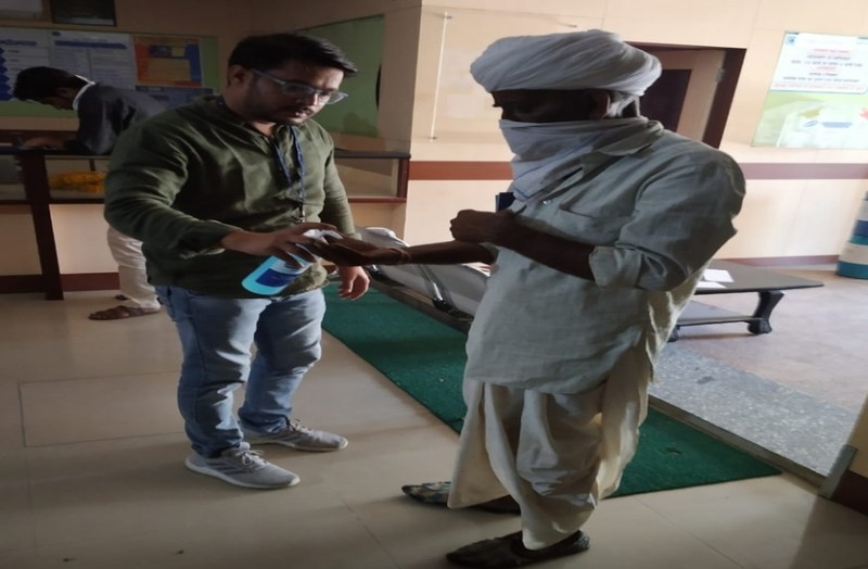 ग्रामीण क्षेत्र के बैंकों में जुटे हैं कोरोना कर्मवीर, लॉक डाउन में कर रहे अर्थ की व्यवस्था