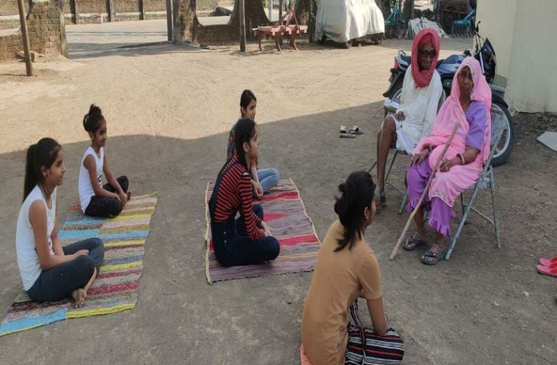 VIDEO कोई हनुमान चालिसा पढ़वा रहे तो कोई दे रहे समाज को ज्ञान