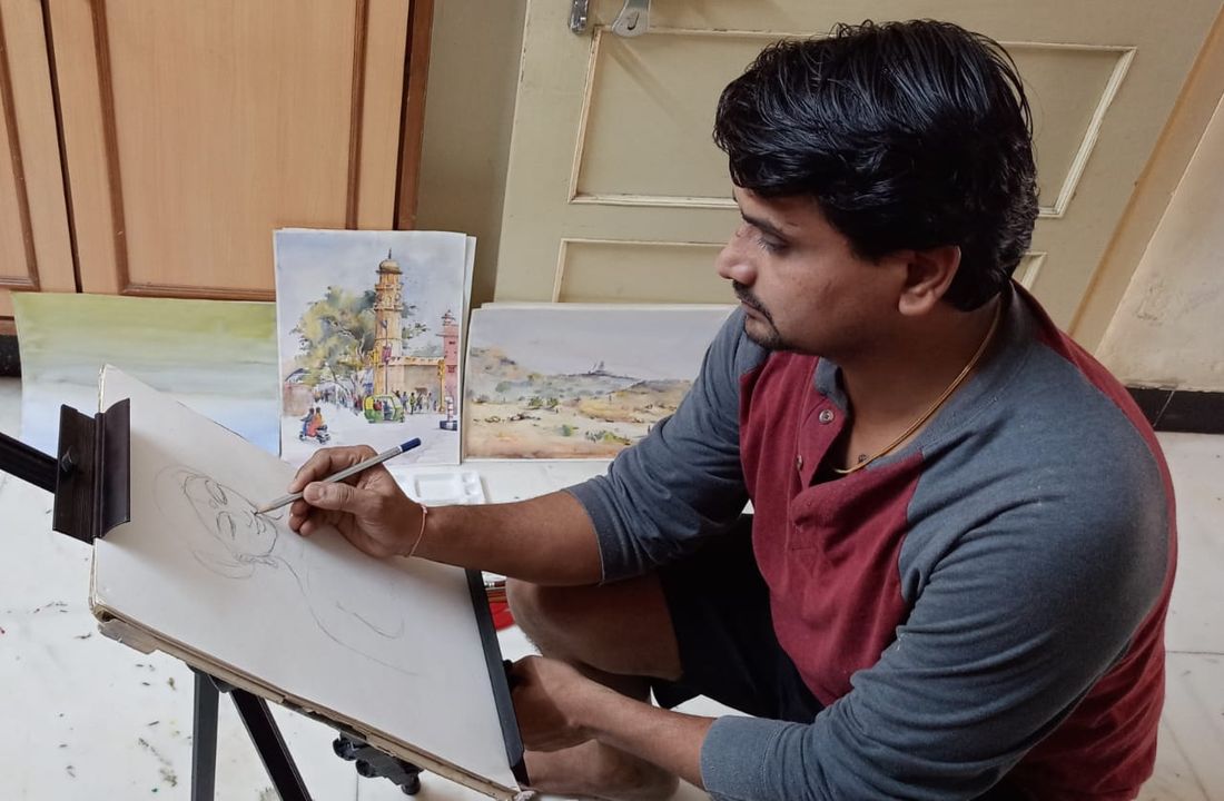  कुचामनसिटी. ऑनलाइन प्रदर्शनी को लेकर कलाकृत्रि तैयार करते चित्रकार गिरीश चौरसिया।