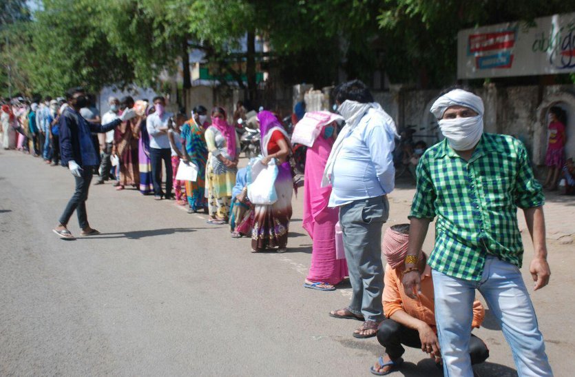 राशन की कतारों पर हल्का पड़ रहा सूर्यदेव का प्रकोप | Food Distribution ...