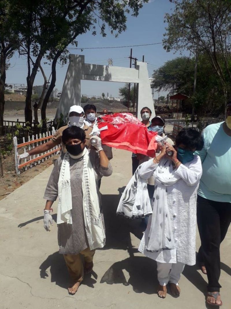कोरोना के संकट में बेटियों ने निभाया फर्ज: मां को दिया कांधा और मुखाग्नि